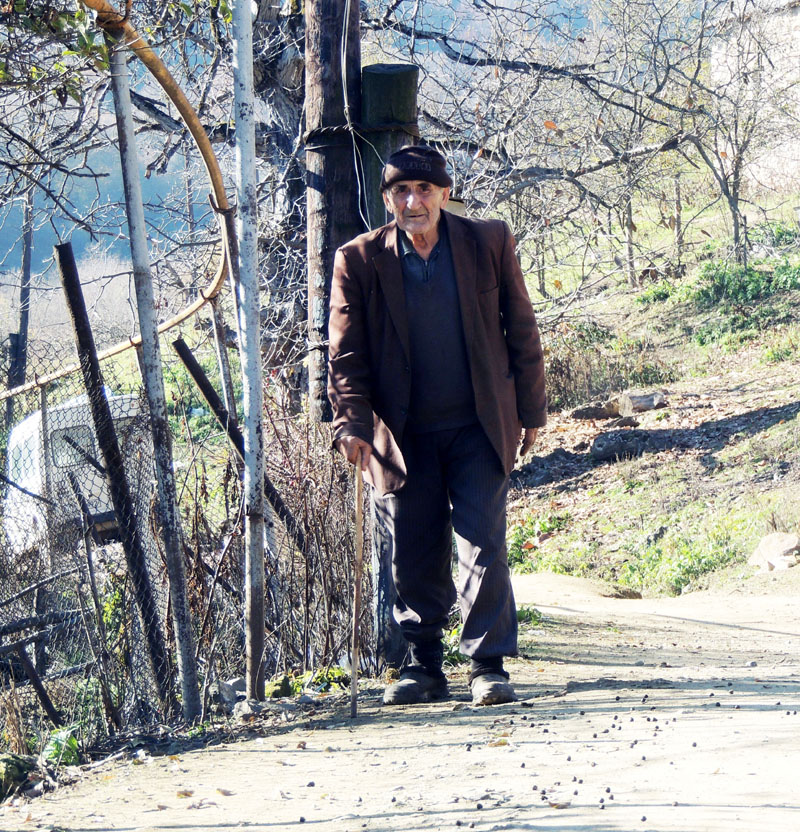 Первым, кого мы встретили, был дедушка Арам, ранее долгое время работавший директором школы.