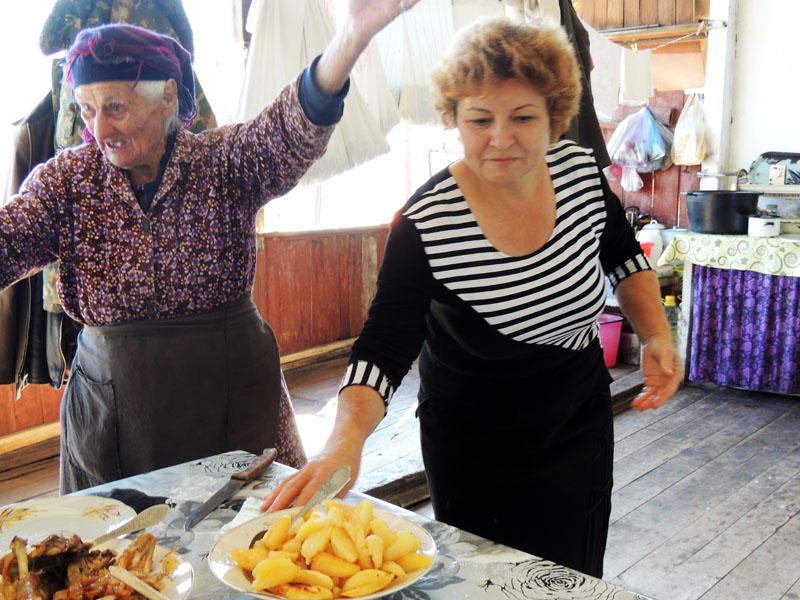 Бабушка Еруша и тикин Еолена накрыли нам стол.