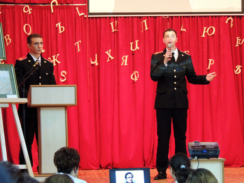 Выступают курсанты военного лицея им. генерала Иваняна.