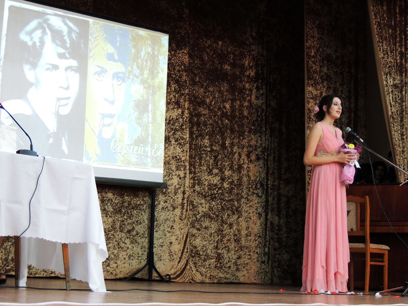 Вера Сафарян, студентка 3 курса филологического факультета декламирует стихи Есенина  