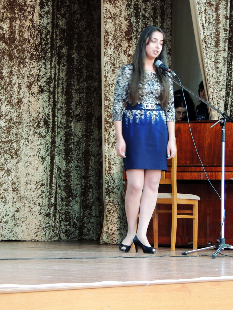 Кристина Аванесян, студентка 3 курса филологического факультета декламирует стихи Есенина  "Край любимый..."