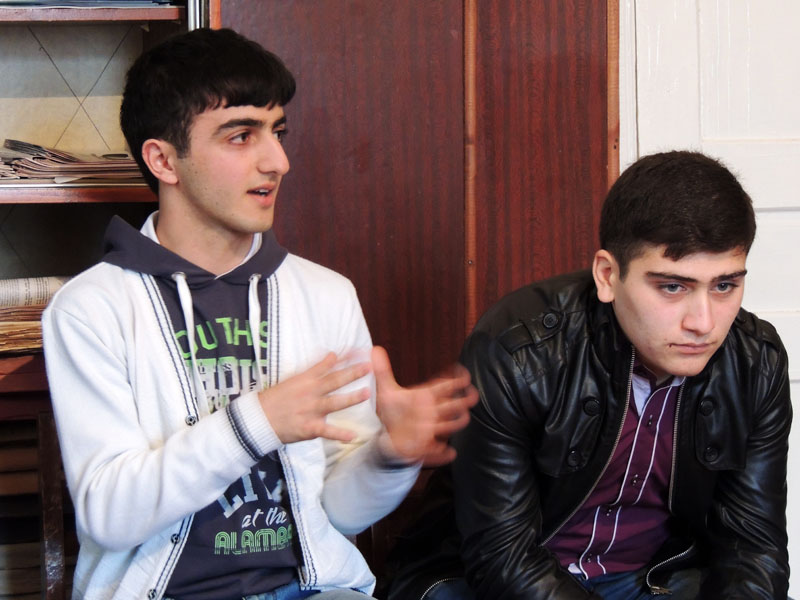 Марат, ученик старших классов Мартунинской школы №2 (слева).