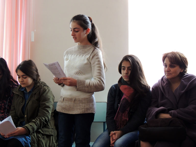 Лусине, ученица 10 класса школы физмата читает отрывок из рассказа "Дом, который стрелял".