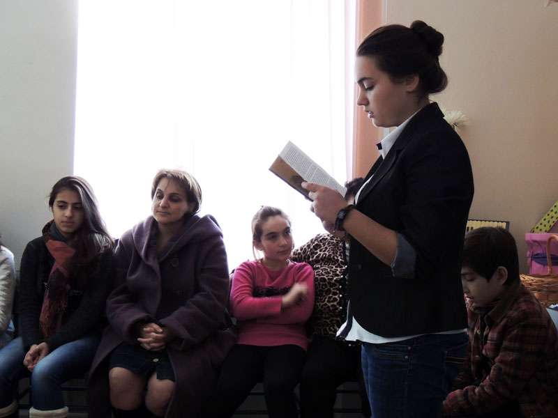 Шогер, ученица 10 класса школы №11, собирается стать журналисткой, читает отрывок из рассказа "Мать".