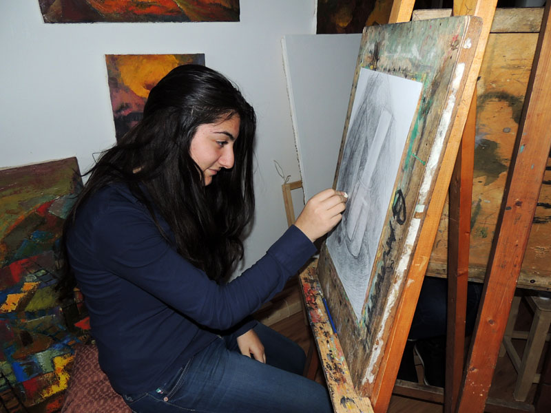 Анна, ученица 10 класса, хочет стать художником.