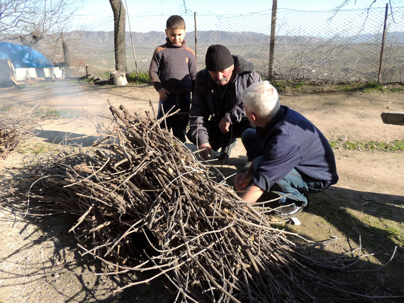 Размик и Арсен собрали виноградные ветки и разжигают огонь.