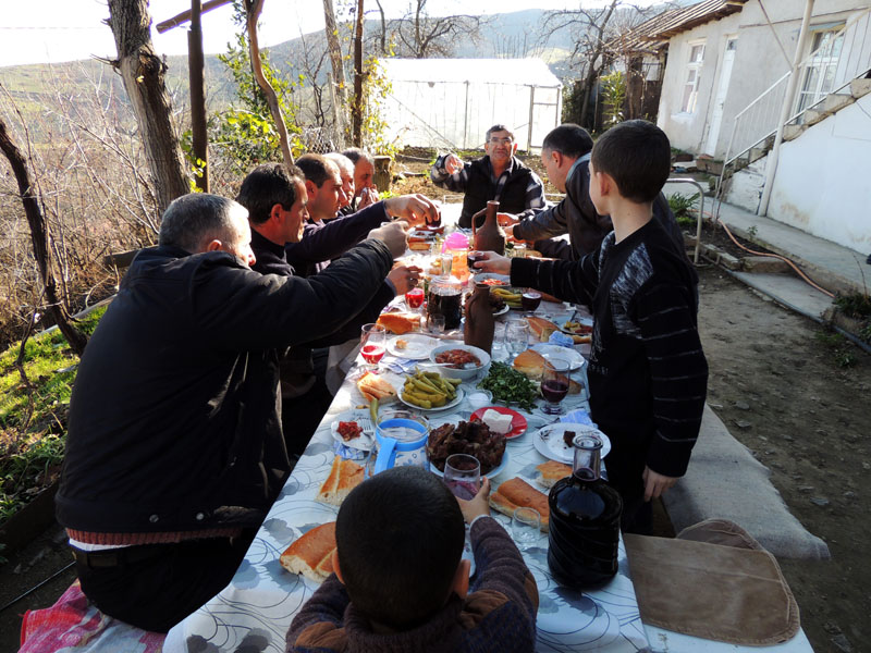Сели за стол. Слушаем Ярослава (в центре), его тосты...