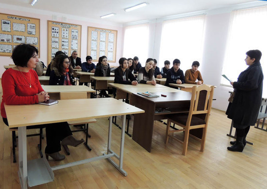 Участники круглого стола. Фасилитирует Кнар Бадалян. Участники круглого стола. Фасилитирует Кнар Бадалян.