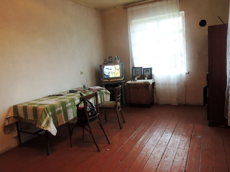 Комната, которую Каро смог косметически отремонтировать на средства, выделенные ему государством.