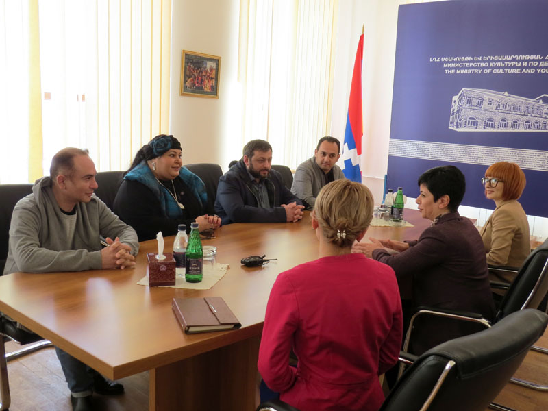 Мариам Мерабова с супругом Арменом и сопровождающими её лицами в минкультуре НКР.