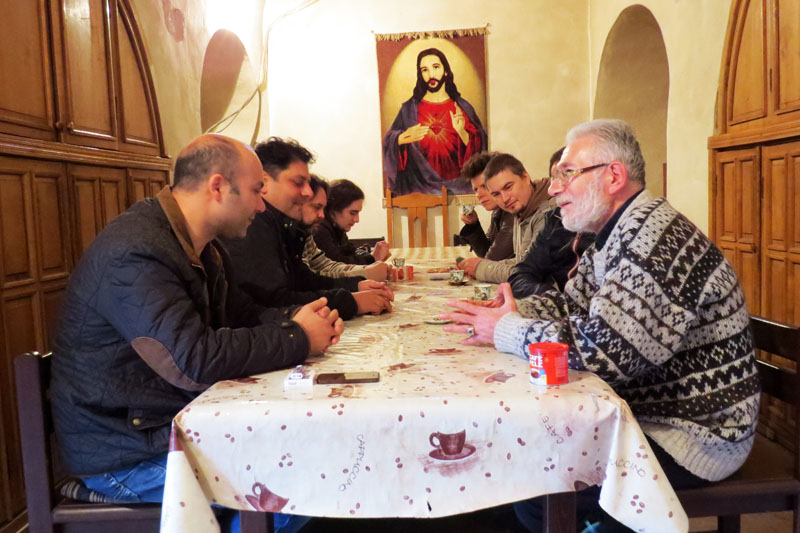 В трапезной Гандзасарского монастыря с о.Григором.