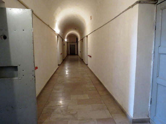 Коридор первого этажа  СИЗО 