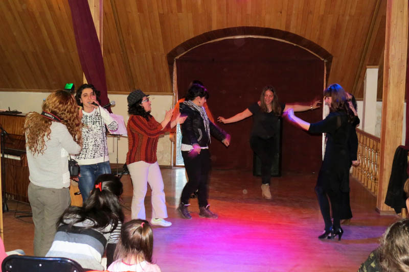 В конце концерта молодёжь сплясала пару танцев.