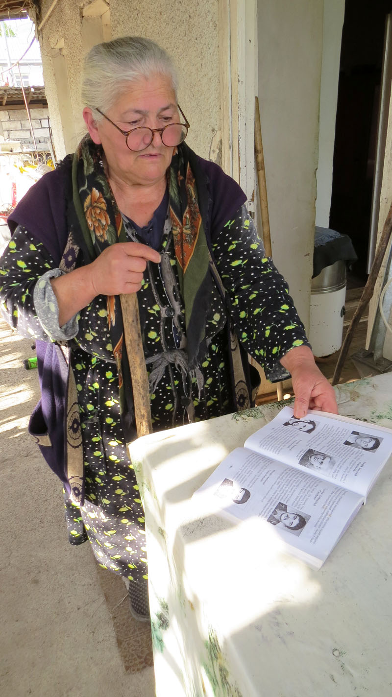 С книгой о погибших дедах и внуках с.Норагюх.