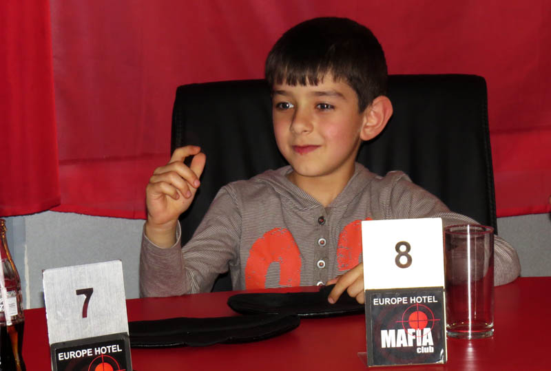 Мелкий упросил родителей и ведущего, чтобы сыграть в игру.