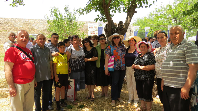 Некоторые приехали коллективами. Управление Министерства просвещения НКР.