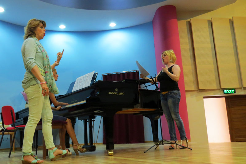 Любовь Казарновская проводит мастер-класс с Наной Фарашевой Любовь Казарновская проводит мастер-класс с Наной Фарашевой