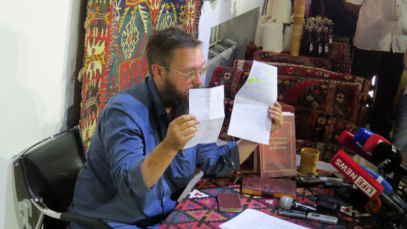 Герман Львович показывает электронный билет и говорит, что в конце недели он летит в Россию.