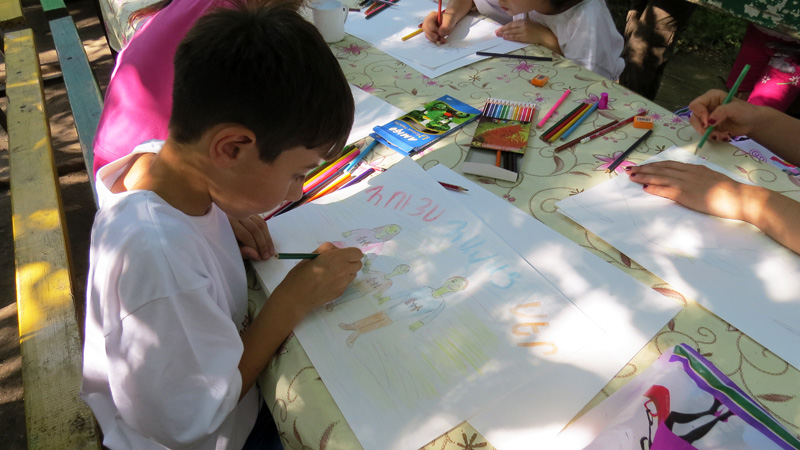 Гор рисует Веру, Надежду и Любовь.