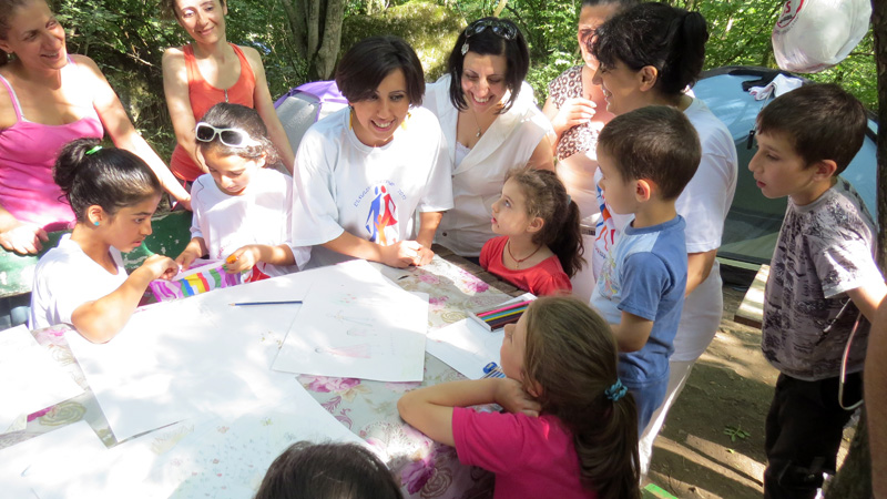 Ануш, Лусине и Анаит распрашивают детей, что они нарисовали.