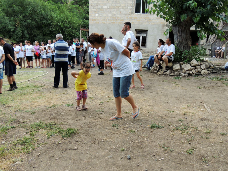 Малышка Гоар решила поиграть со своей мамой.