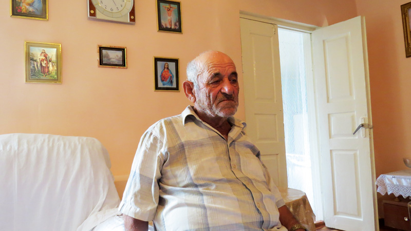 д.Шамир сидел молча, потупив голову, он ушёл в себя, наверное, в тот момент снова переживал то, что было в августе 92-го...