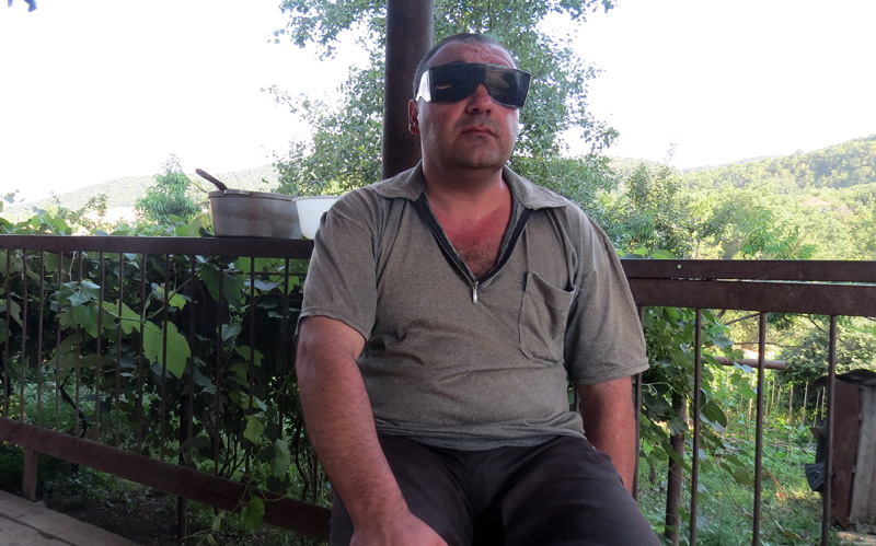 Я рассматривал Артёма правильные черты лица, лоб в шрамах, большие тёмные очки закрывали глаза.