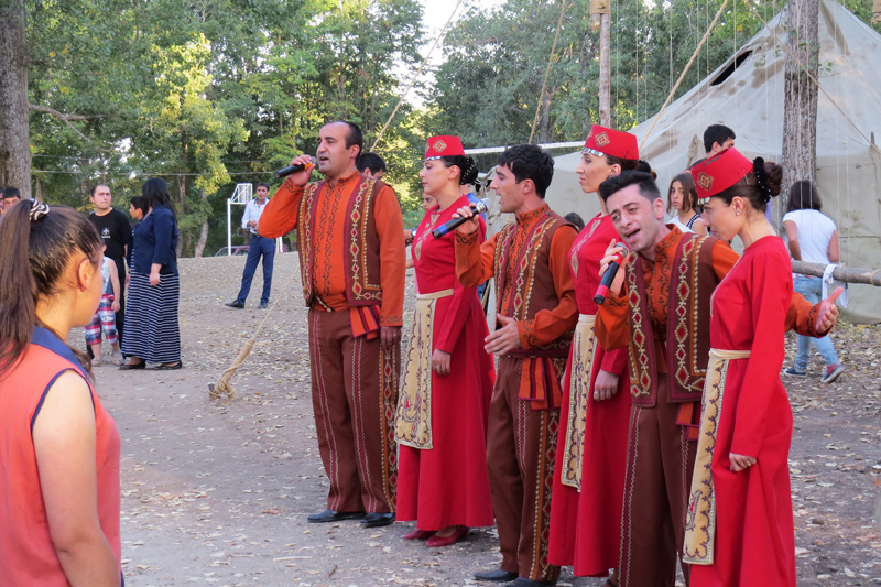 Выступают артисты государственного этнографического ансамбля Карабаха &laquo;Мы и наши горы&raquo;.