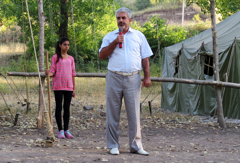 Зам.министра просвещения НКР Армен Саркисян приветствует скаутов.