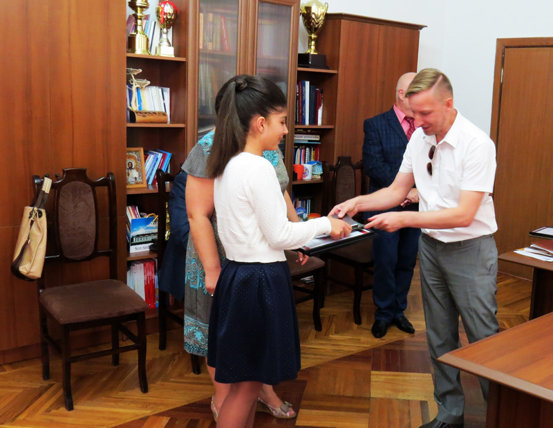 Награждение Лилии Саркисян, школа №3 г.Степанакерта. Награждение Лилии Саркисян, школа №3 г.Степанакерта.