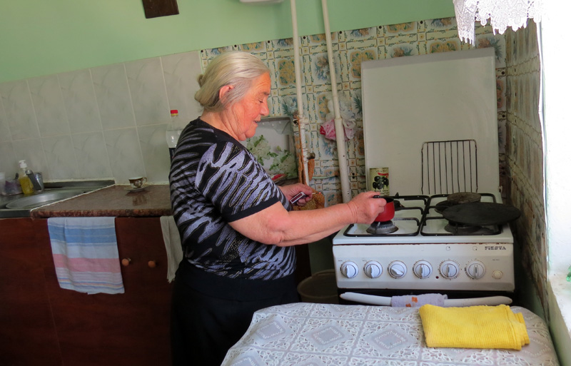 т.Женя на кухне готовит нам всем кофе.