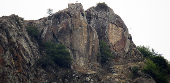 Скала, на котором виден крест называется Гюрджи хач (гюрджи - грузин, хач - крест).