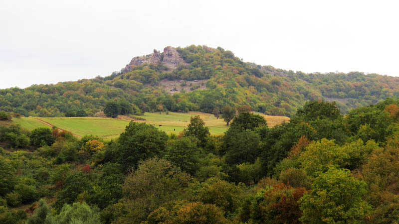 В глаза бросилась виднеющаяся вдали гора. В глаза бросилась виднеющаяся вдали гора.