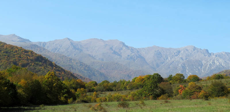 Какое-то время справа нас сопровождали такие вот горы.