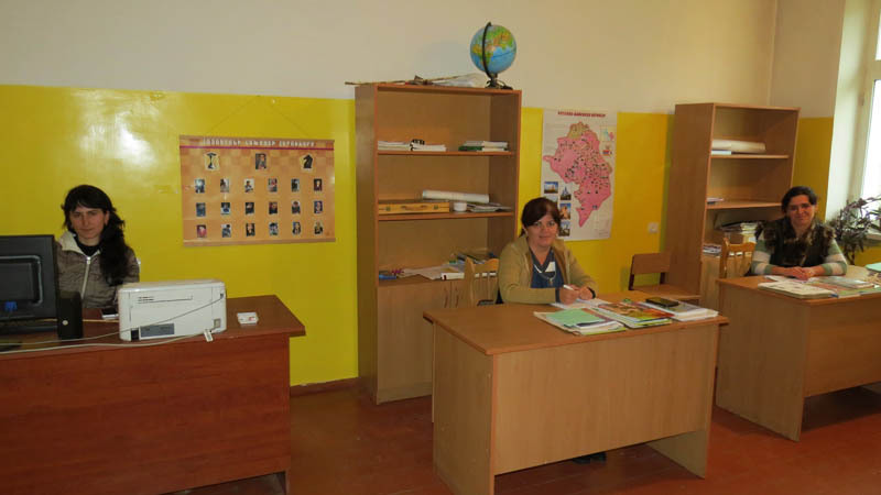 Педагоги школы, слева на право Галя Тезикян, педагог начальных кассов, Шогер Григорян, директор школы, и Жанна Габриелян, коассру 22-4 классов.