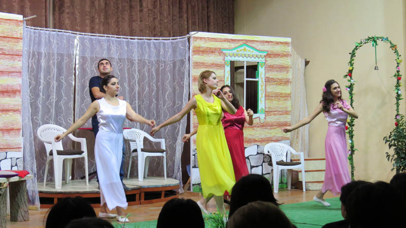 Сцена из спектакля &laquo;Не закрывайте сердцу рот&raquo;.