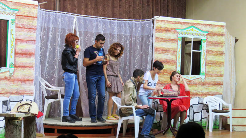 Сцена из спектакля &laquo;Не закрывайте сердцу рот&raquo;.