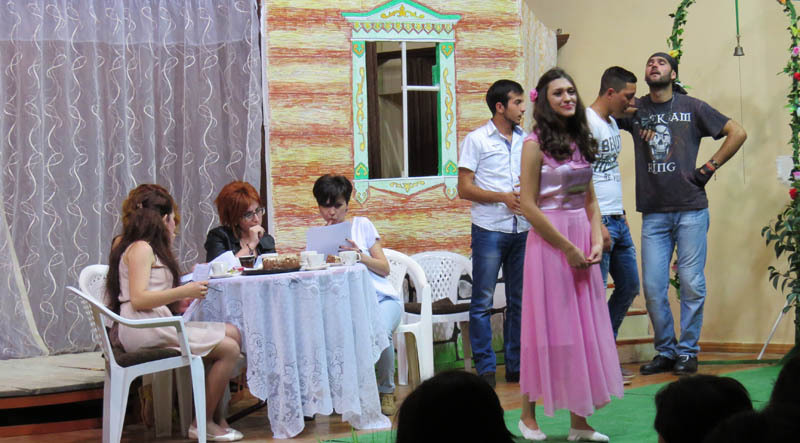 Сцена из спектакля &laquo;Не закрывайте сердцу рот&raquo;.