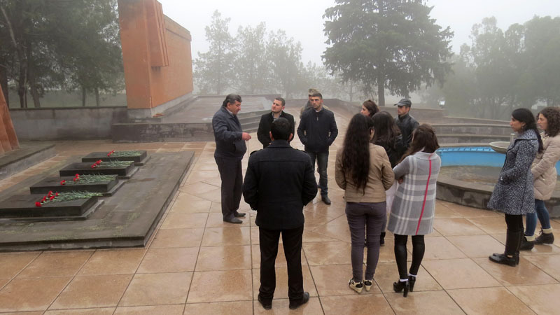 Глава сельсовета Вилен Петросян с молодёжью.