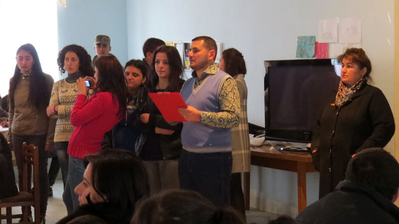   Артур Григорян объясняет правила викторины.