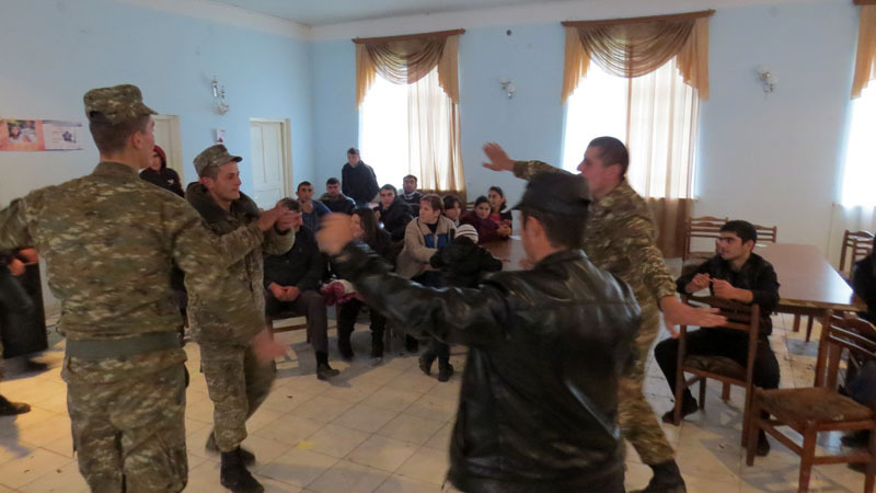 Заводная музыка, солдаты не остались в стороне.