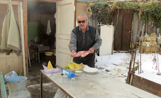 Когда мы пришли, Лёва нанизывал мясо на шампуры.