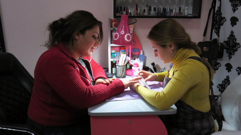  Ногтевой сервис. Чистка и покрытие ногтей. Входит также наращивание, шлак, нанесение декоративных рисунков.