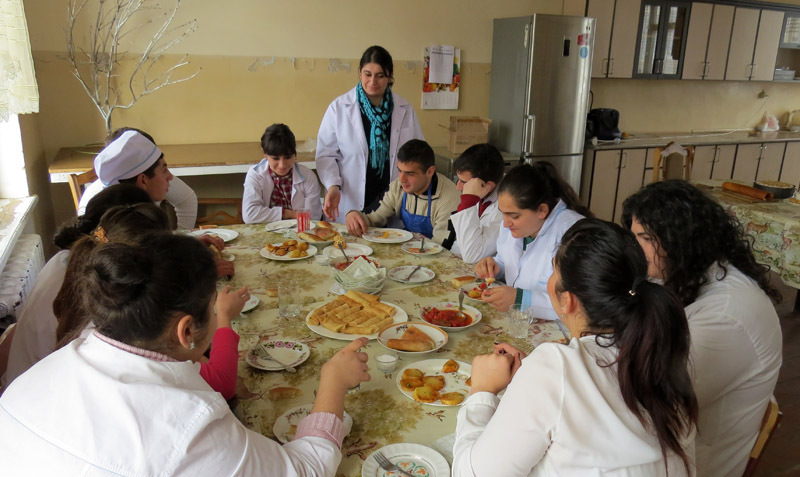 Группа будущих поваров (3 курс) пробуют то, что сами приготовили. Педагог Нарине Бабаян.