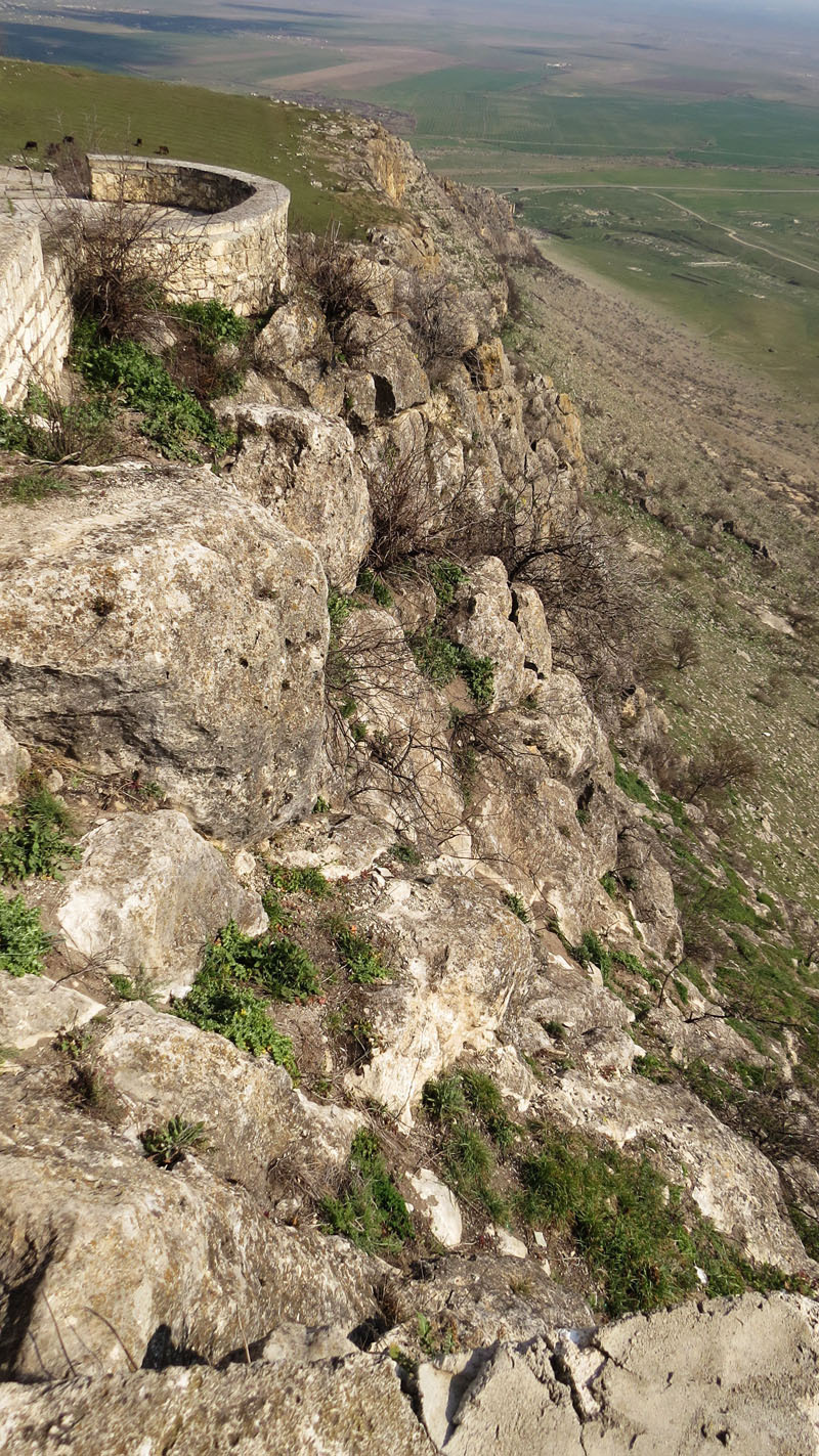  Отвесная стена с восточной части церкви.