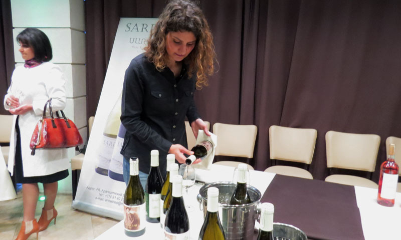 Карине наливает мне для дегустации вино &laquo;Воскени&raquo; из Араратской долины, Аштаракского района. При изготовлении были использованы сорта винограда &laquo;Воске