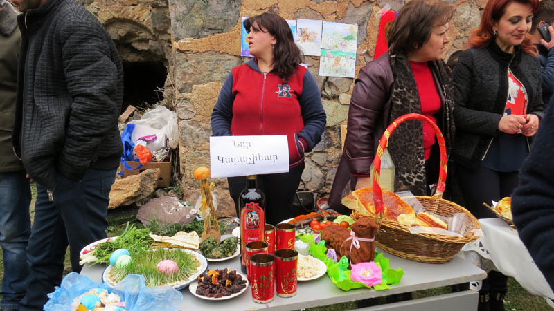 Община Нор Карачинар выставила пасхальные угощения. Община Нор Карачинар выставила пасхальные угощения.