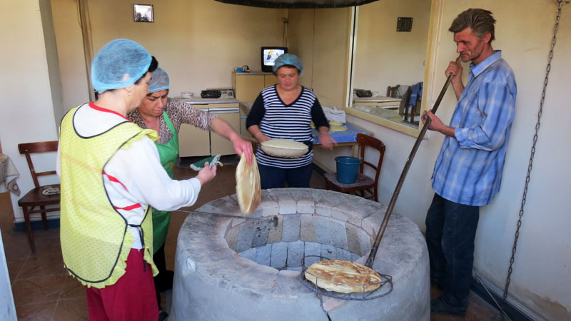 Недалеко, продавали вкусный хлеб. Как у нас говорят «турнав ац» . Недалеко, продавали вкусный хлеб. Как у нас говорят «турнав ац» .