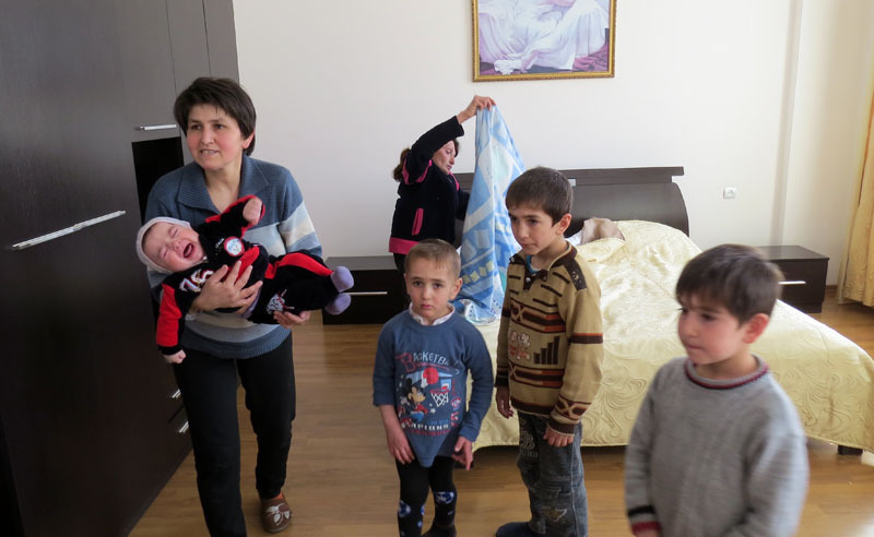 Надо мелкого показать детскому врачу. Надо мелкого показать детскому врачу.