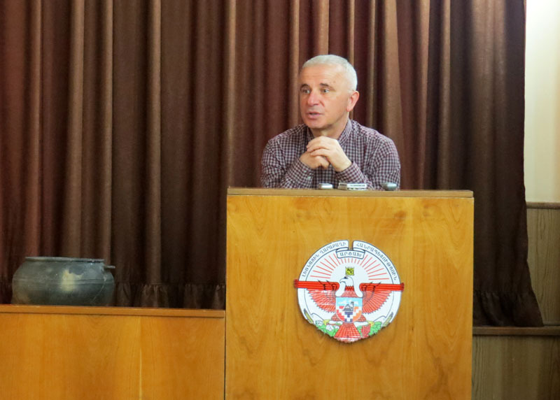 Левон Епископосян, член экспедиции по изучению Азохской пещеры. Левон Епископосян, член экспедиции по изучению Азохской пещеры.